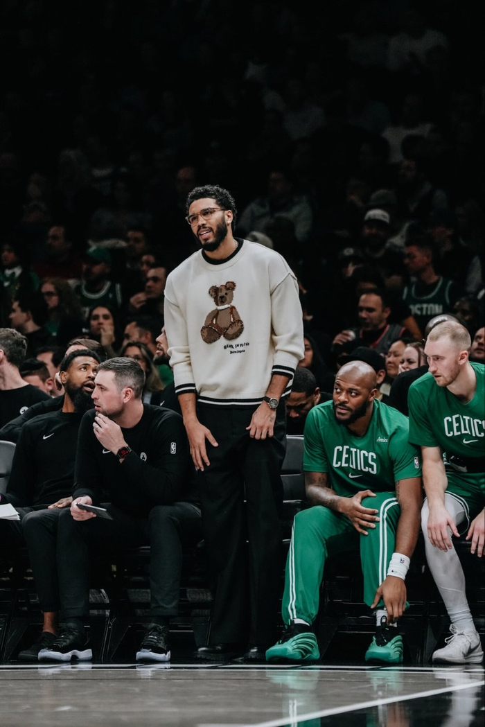 湖人鏖战凯尔特人，拉文带队取胜