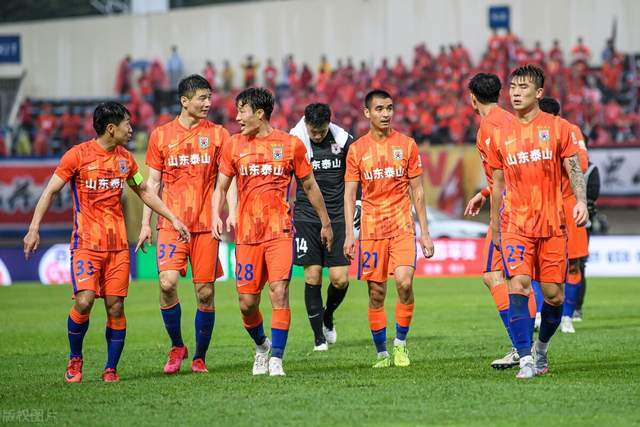 开云体育直播-济南泰山遭逢惨败，保级压力不容小觑