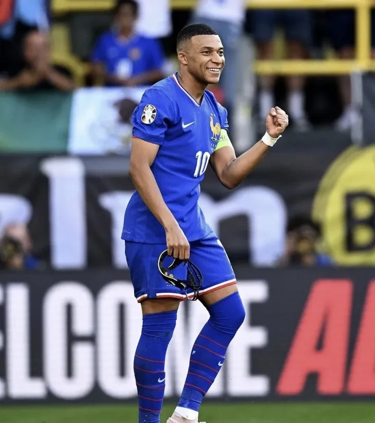 国际米兰中后卫严防死守，守住三分